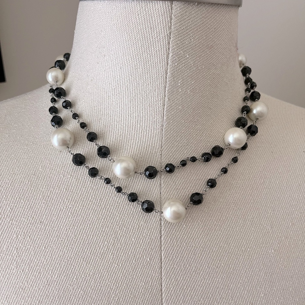 ⚡️2/$15⚡️Black and Pearl beaded necklace